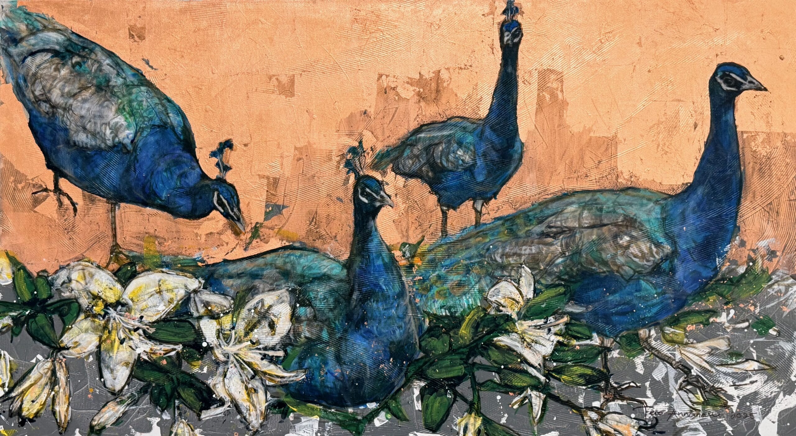 Kolme sinistä riikinkukkoa ja valkoisia kukkia taustalla.