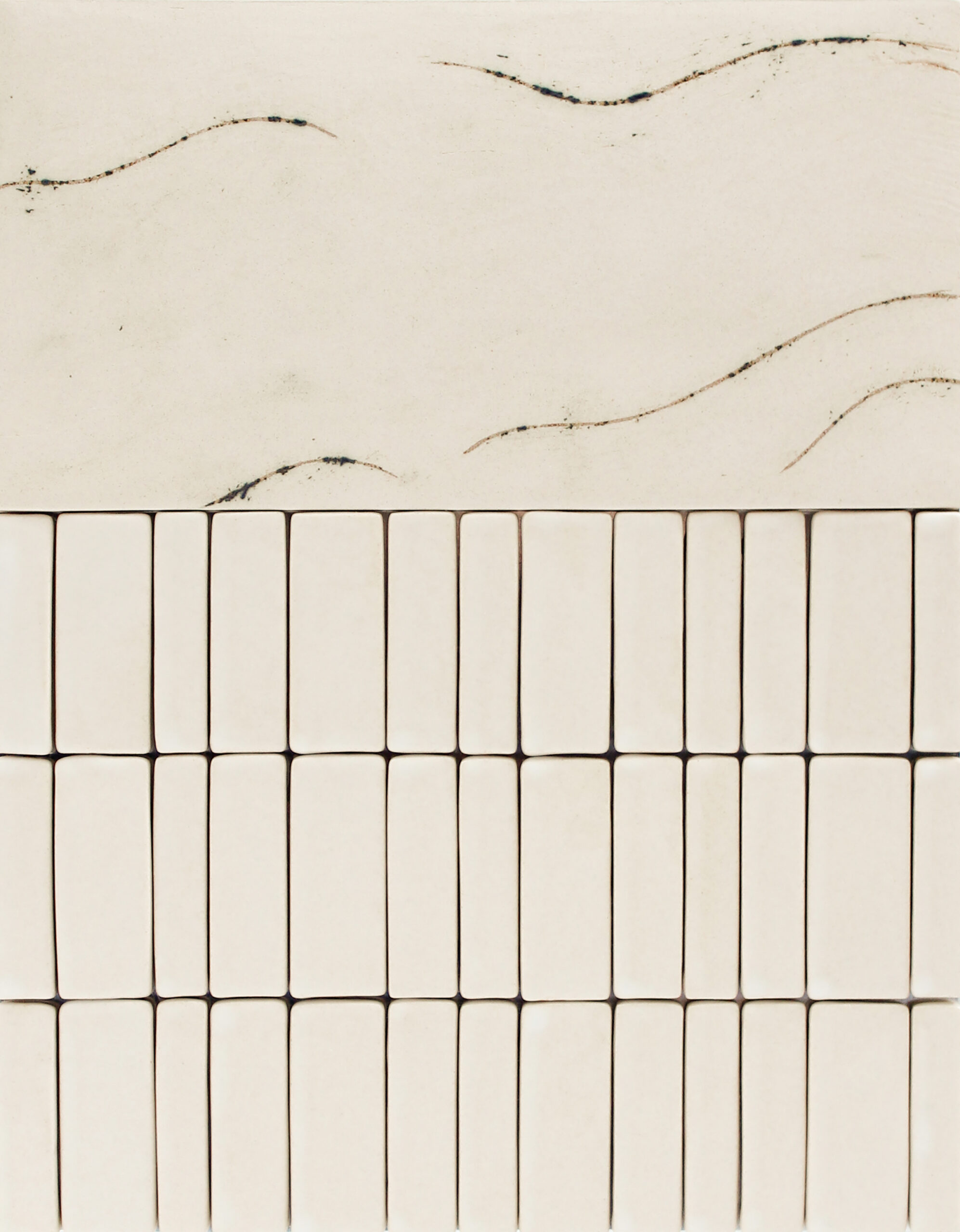 Keraamiset laatat ja aaltoilevat viivat seinässä