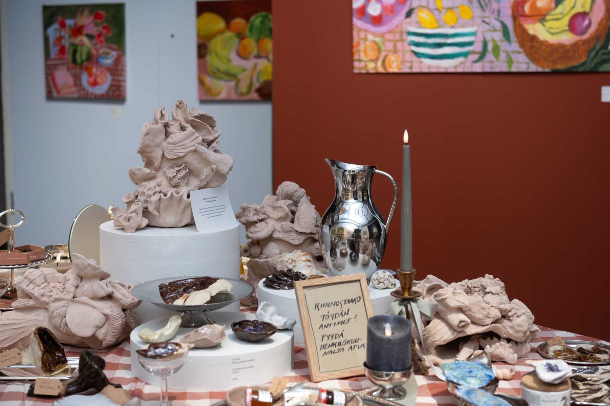 Keramiikkateoksia ja maalauksia näyttelyssä