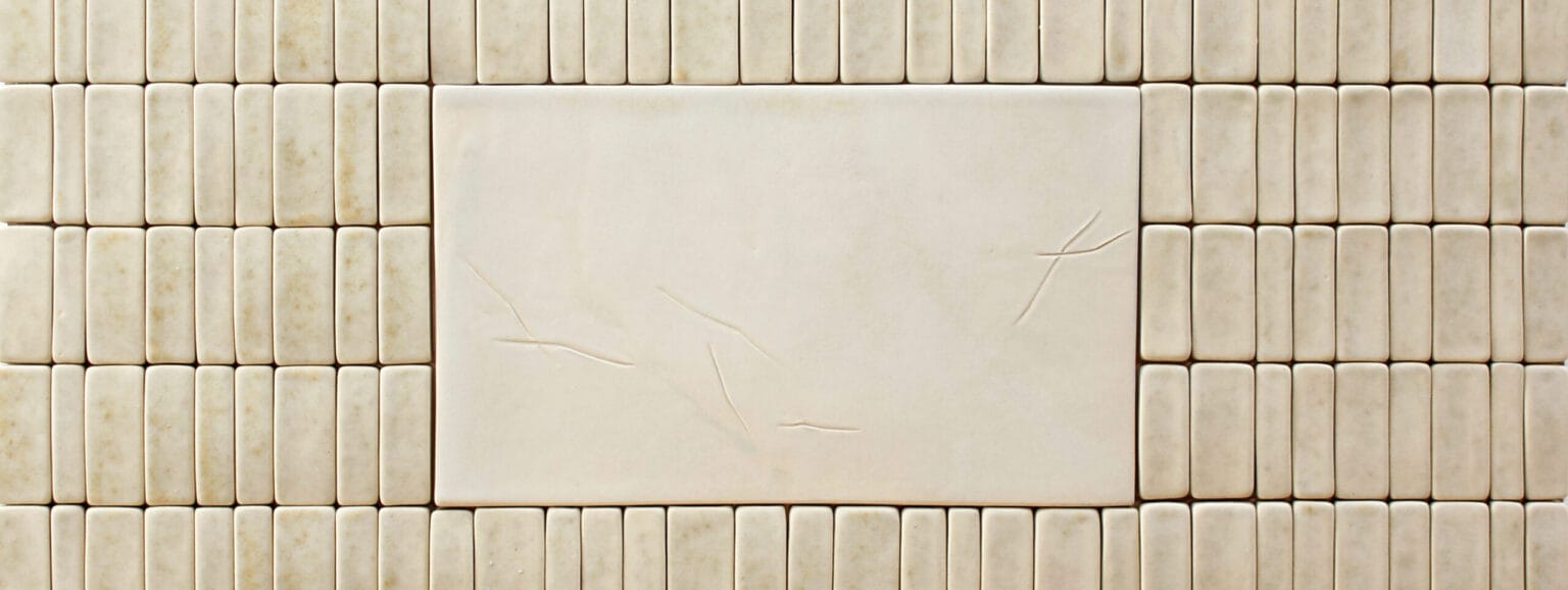 Yksivärinen laattaseinä, suorakulmainen kuviointi