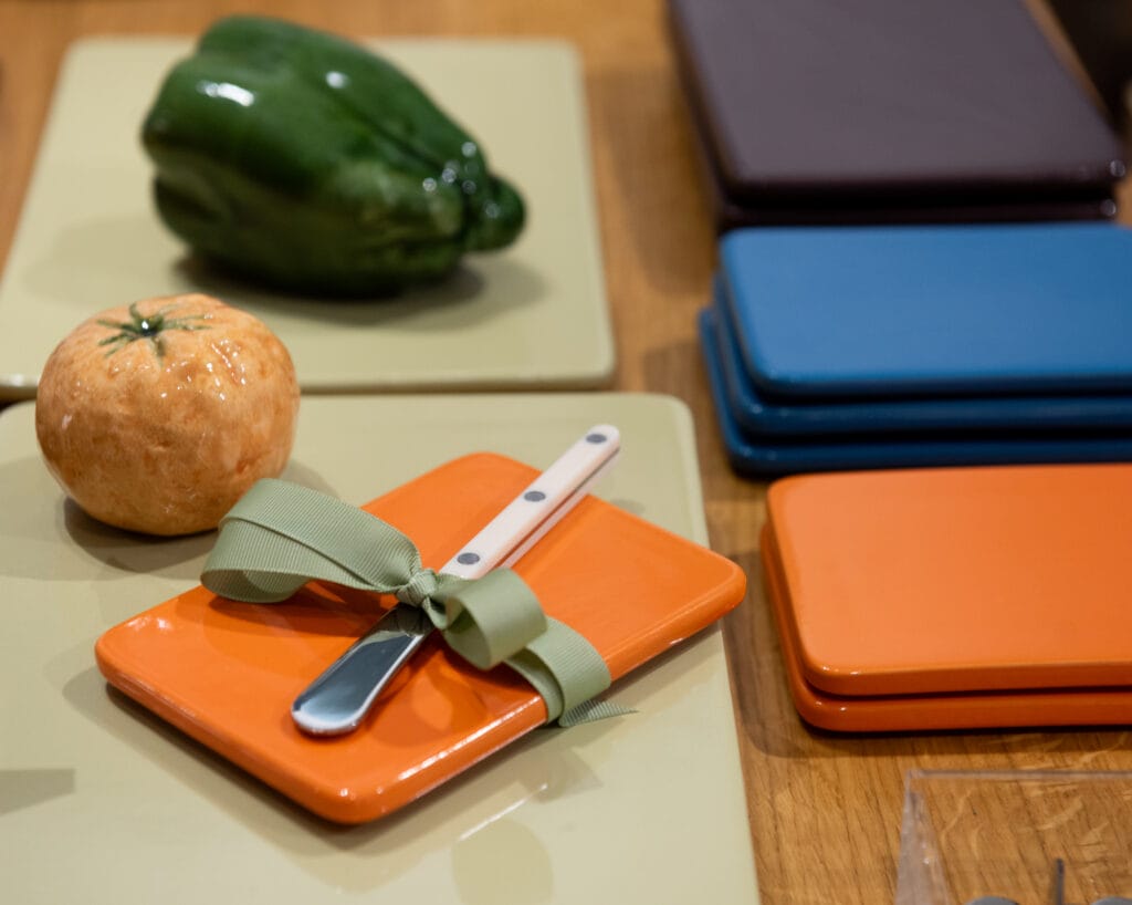 Värikkäät lautaset ja koristevihannes veitsen kanssa.