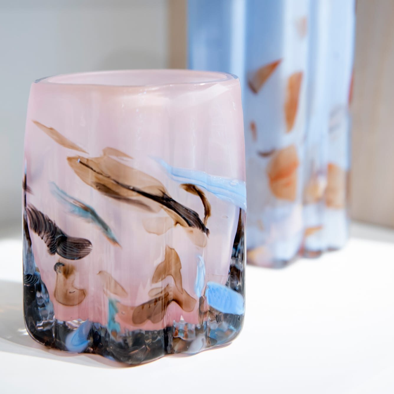 Värikäs lasiveistos näyttelytilassa