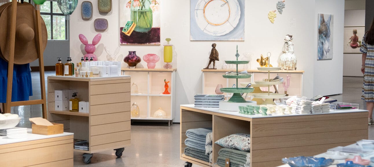 Taidegalleria, esillä värikkäitä esineitä ja maalauksia.