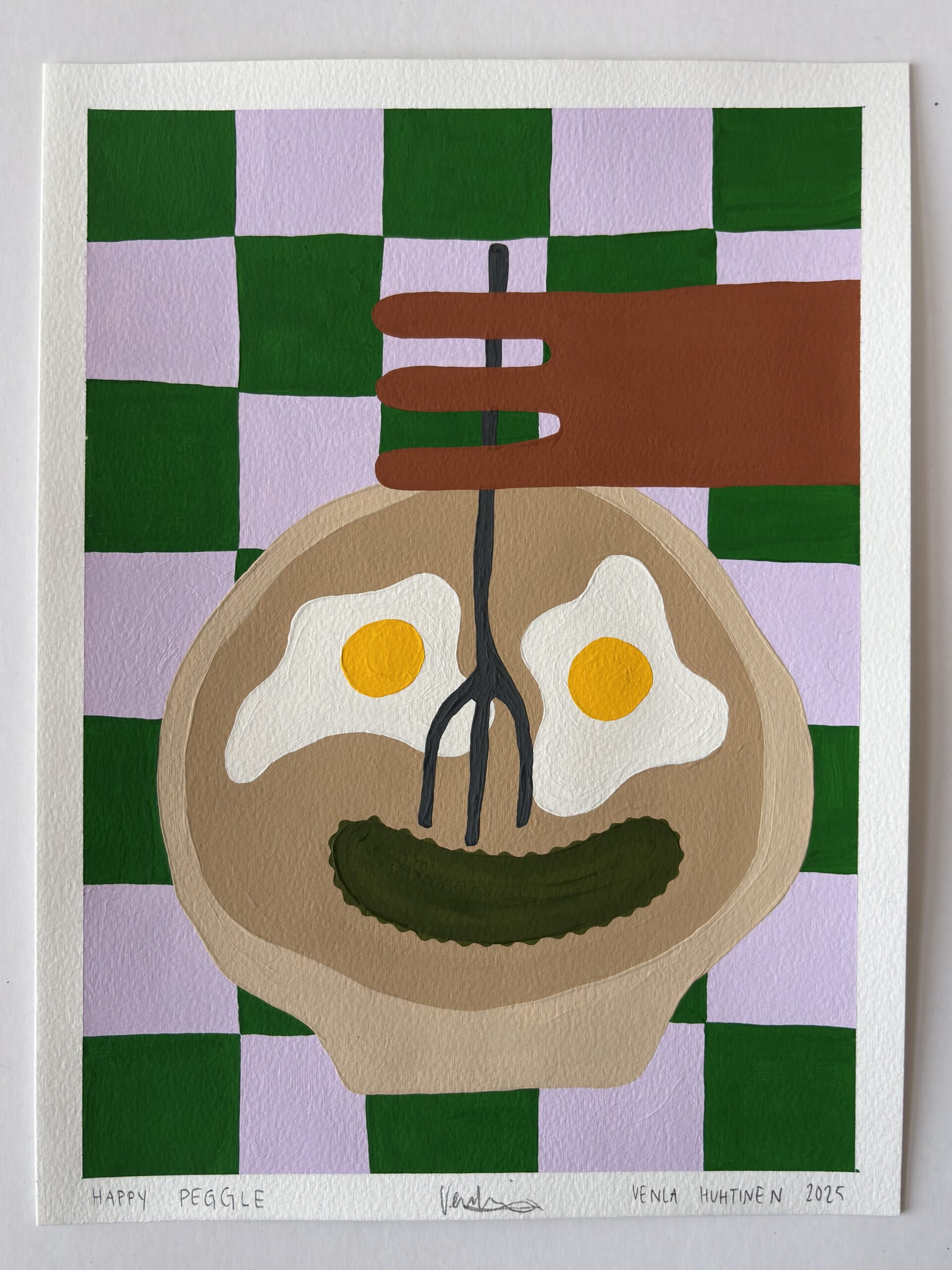 Kuvio lautasella: munat, kurkku, käsi haarukalla.