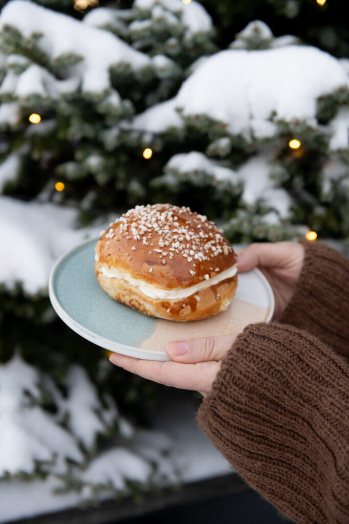 Laskiaispulla lautasella, talvinen tausta