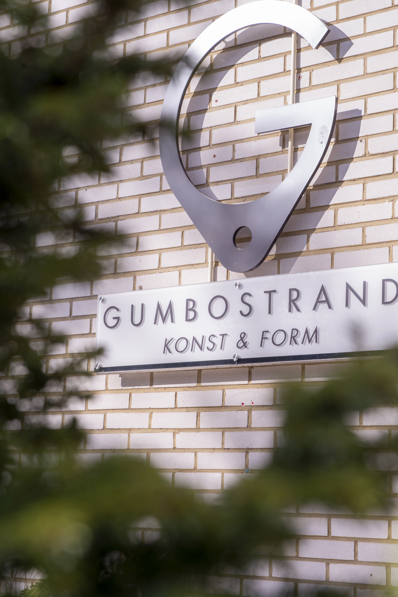 Gumbostrandin taidekeskuksen kyltti tiiliseinällä