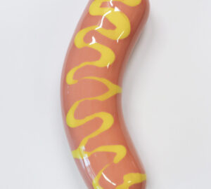 Hot dog -makkara sinapilla valkoisella taustalla