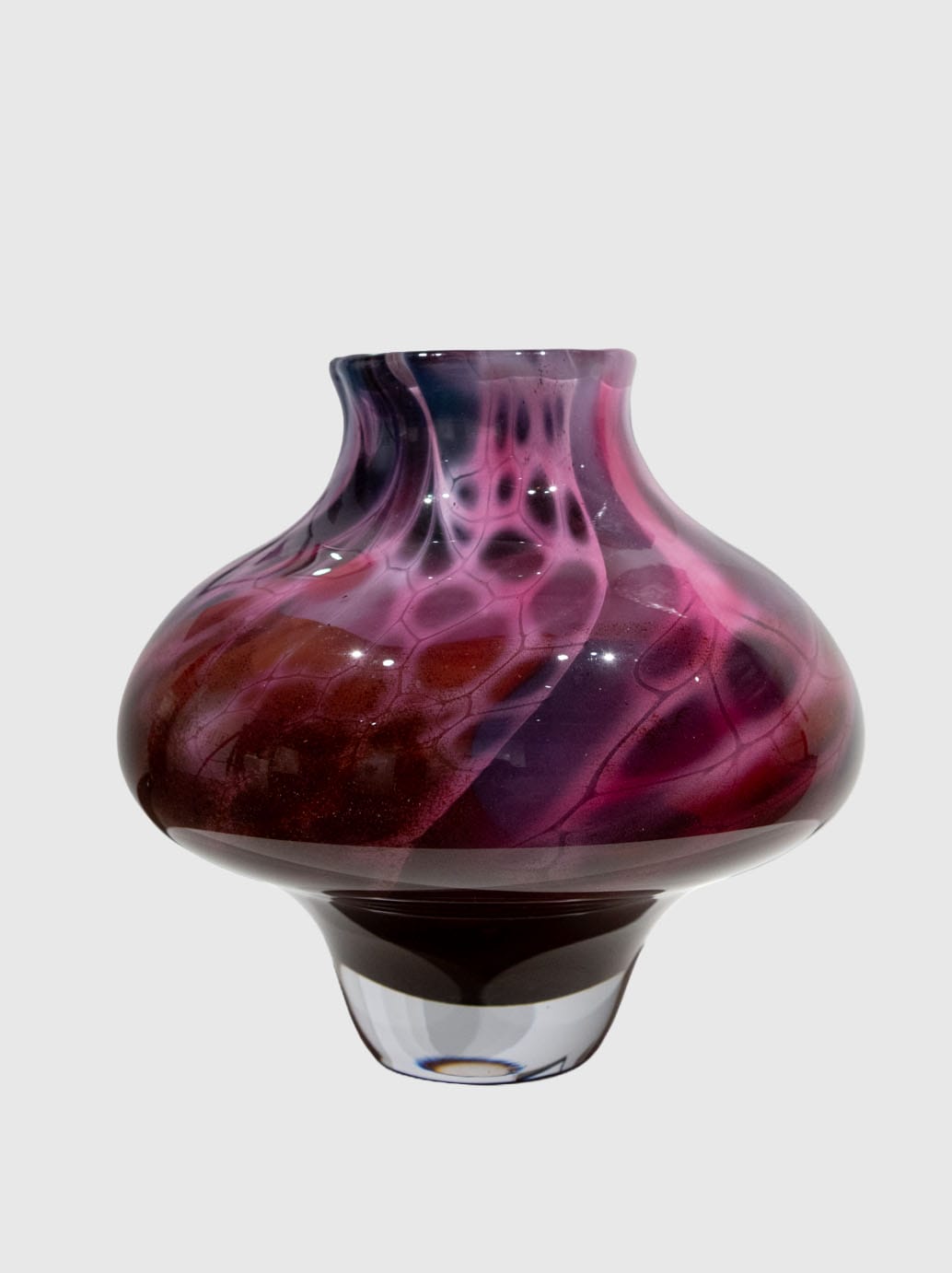 Violetti lasivaasi harmaalla taustalla