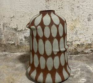 Punaruskea/siniharmaa nerikomiesine