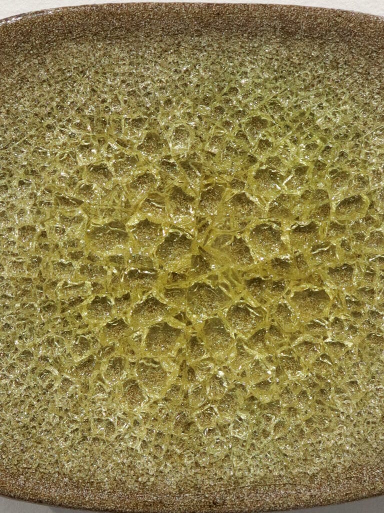 Kullanvärinen lasipaneeli geometrisellä rakenteella, lähikuva