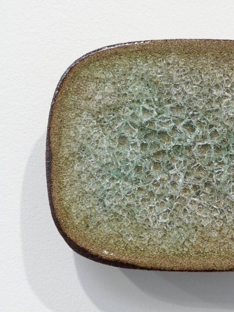Moderni keramiikkakulho, teksturoitu pinta, vaaleanvihreä sävy.