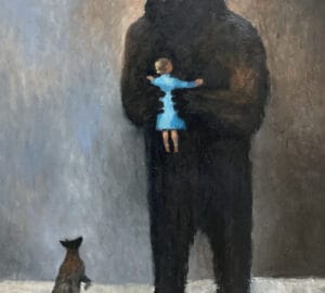 Karhu pitelee lasta, koira katsoo vierestä.