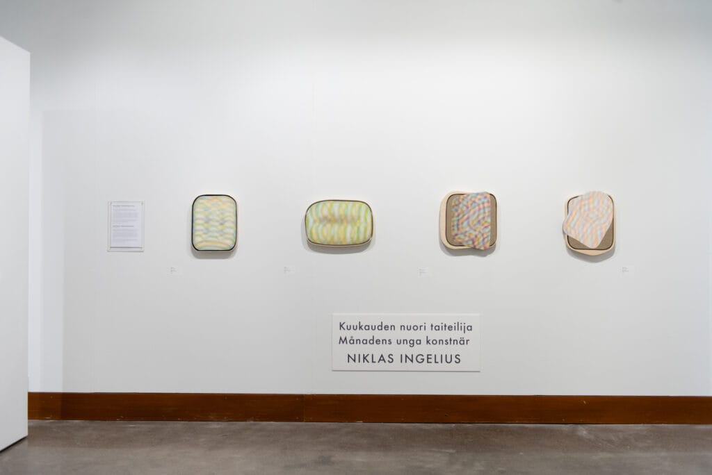Näyttely, nuori taiteilija kuvatauluilla galleriassa