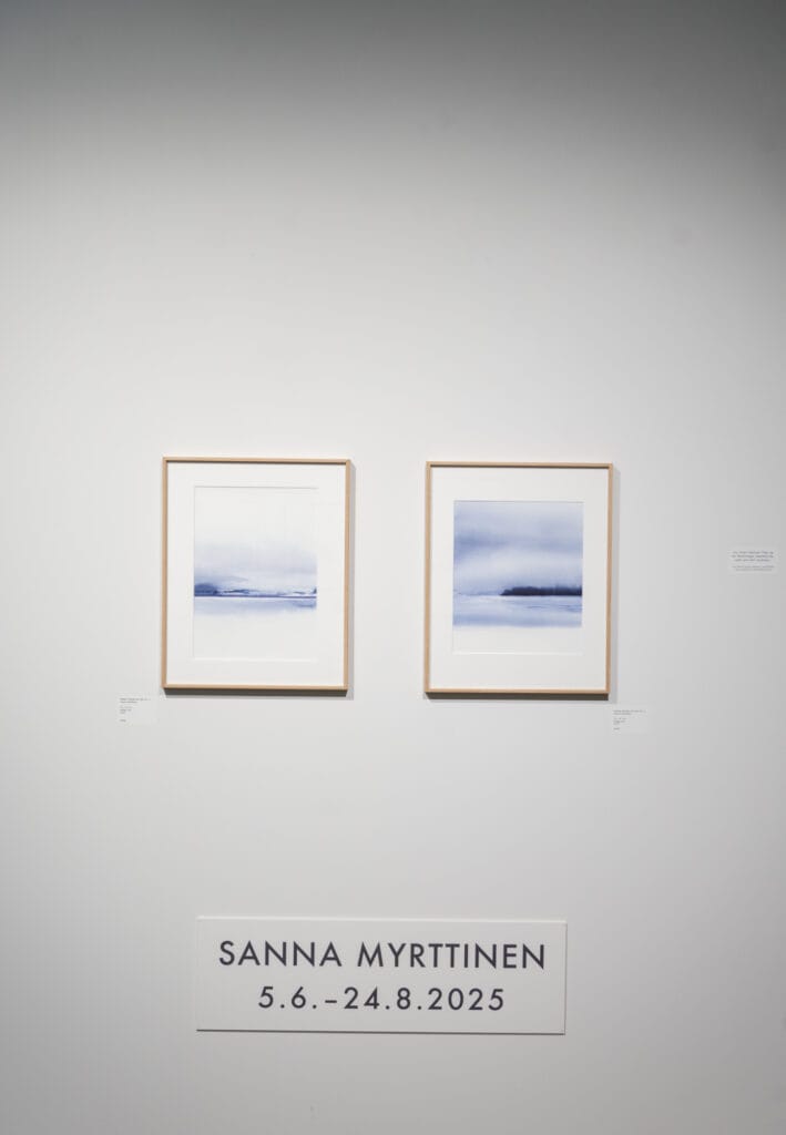 Kaksi kehystettyä maalausta galleriassa seinällä.