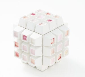 Valkoinen geometrinen kuutio, pastellivärit sisällä