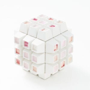 Valkoinen geometrinen kuutio, pastellivärit sisällä