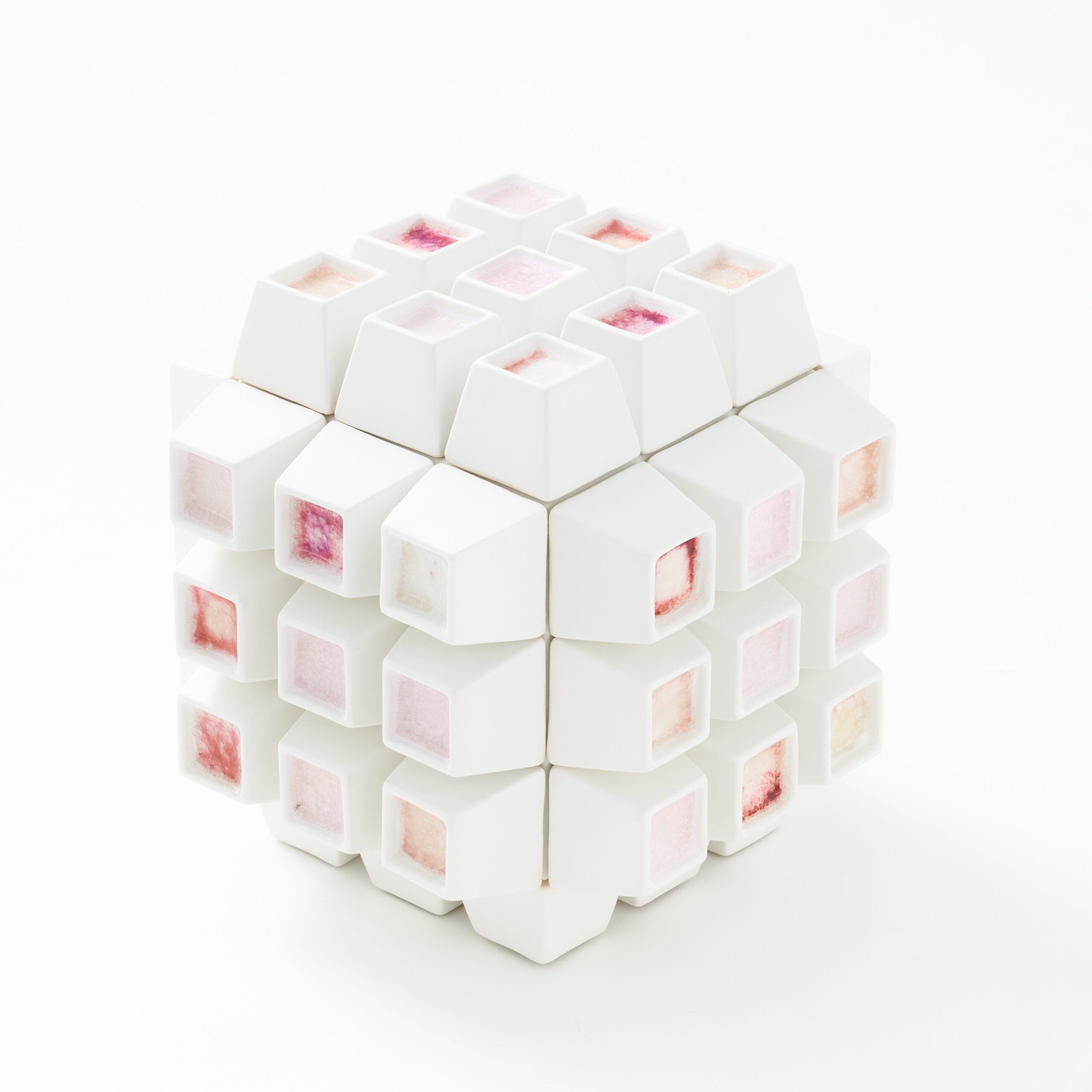 Valkoinen geometrinen kuutio, pastellivärit sisällä
