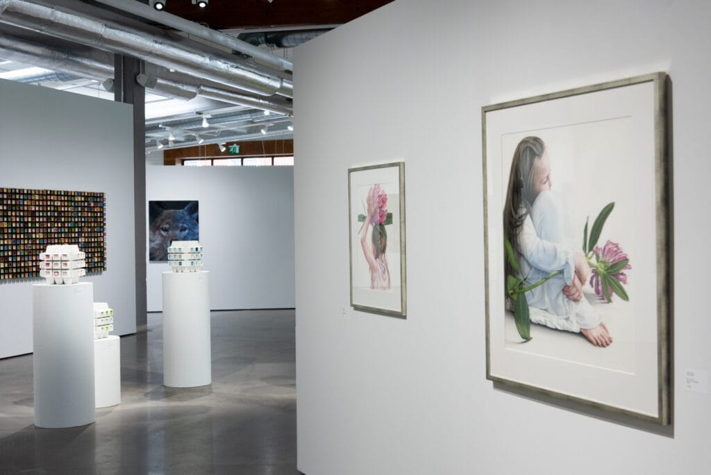 Taidegalleria valokuvatauluilla ja pylväillä