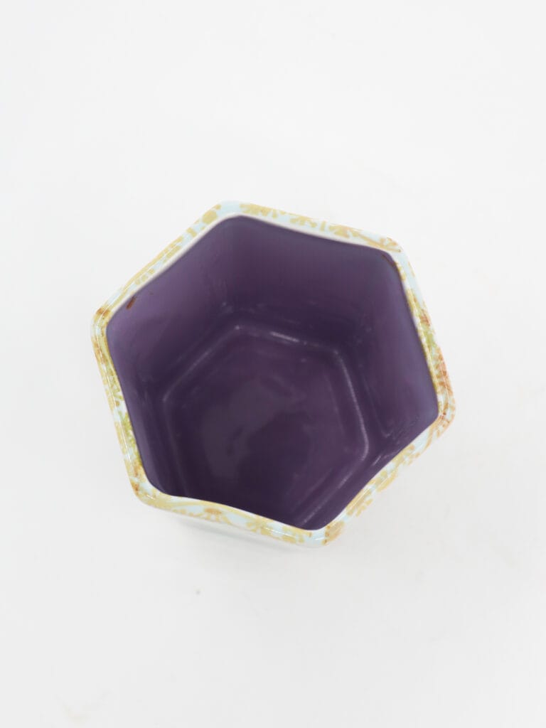Violetti kuusikulmainen keraaminen kulho ylhäältä