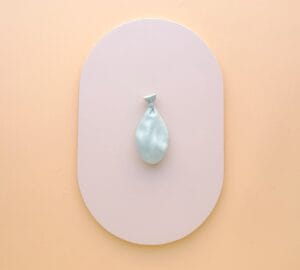 Ilmapallo vaaleanpunaisella taustalla minimalistisesti aseteltuna