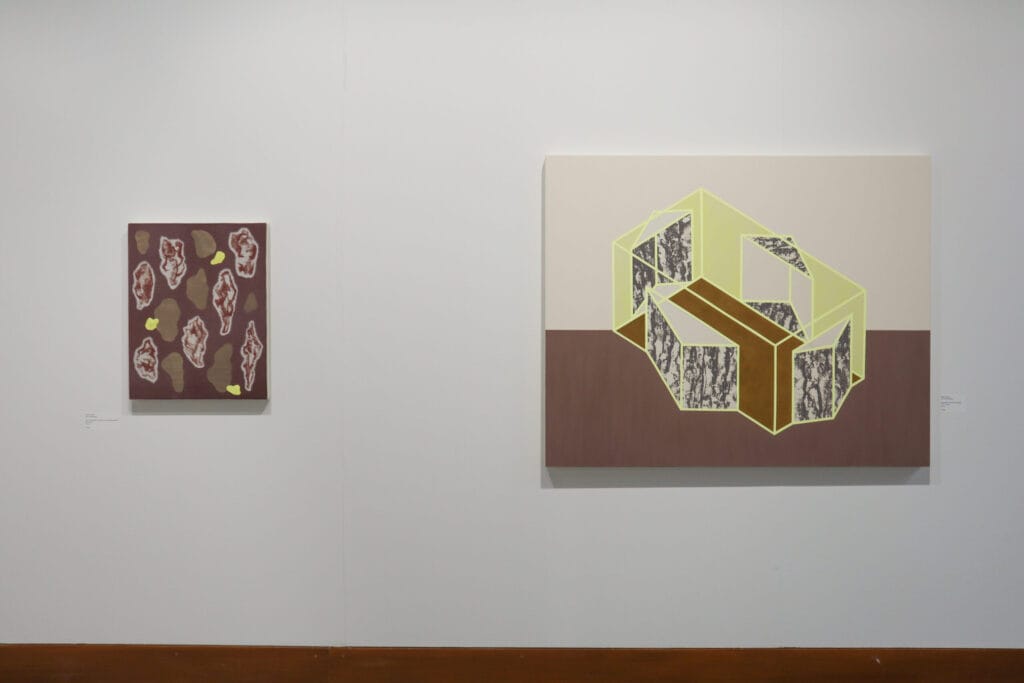 Kaksi modernia maalausta galleriaseinällä
