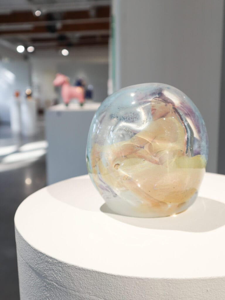 Nykyaikainen lasitaide veistos galleriassa näyttely