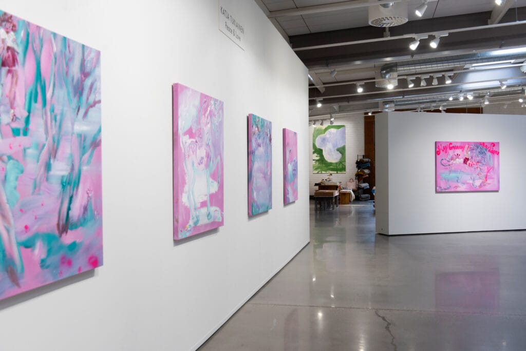 Nykytaidegalleria värikkäillä maalauksilla seinillä