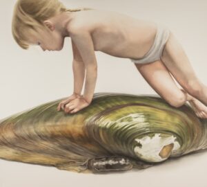 Lapsi suuri simpukka kylpyhuoneessa.