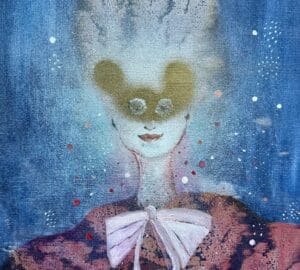 Värikäs surrealistinen muotokuva naamiolla ja hiuskoristeilla.