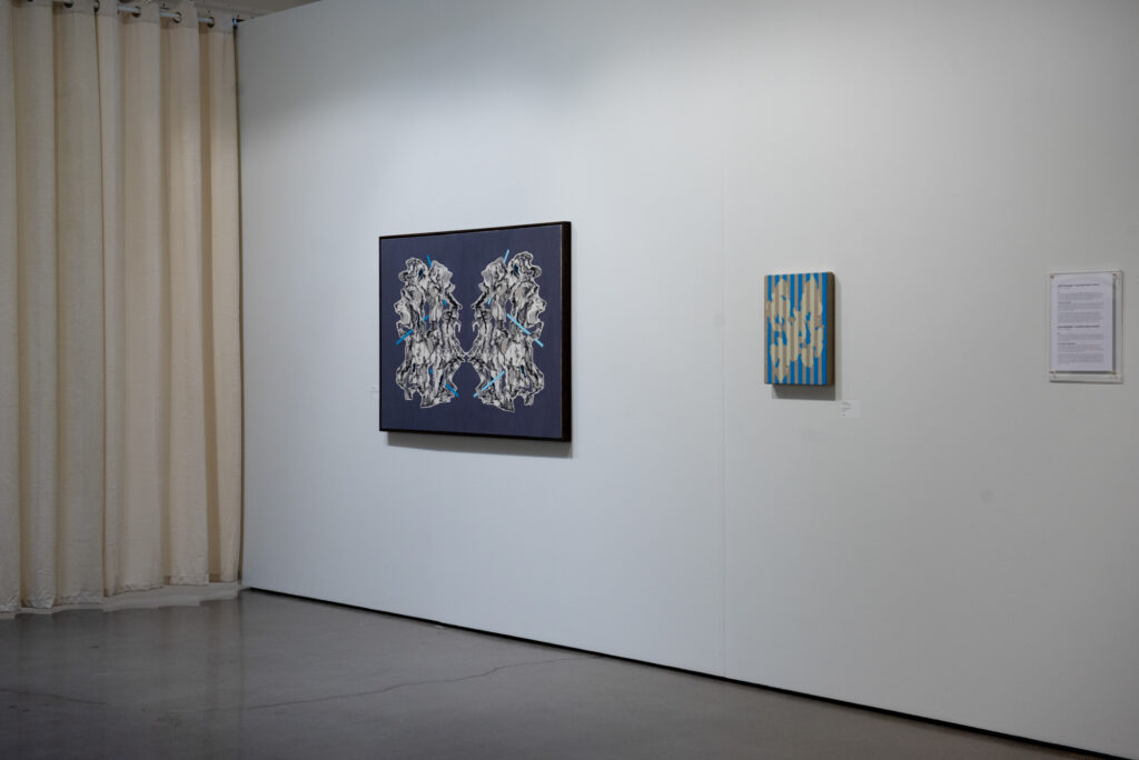 Kaksi taideteosta galleriassa, valkoinen seinätausta