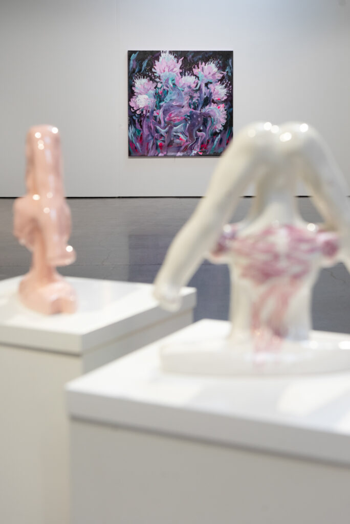 Veistoksia ja maalauksia taidegalleriassa