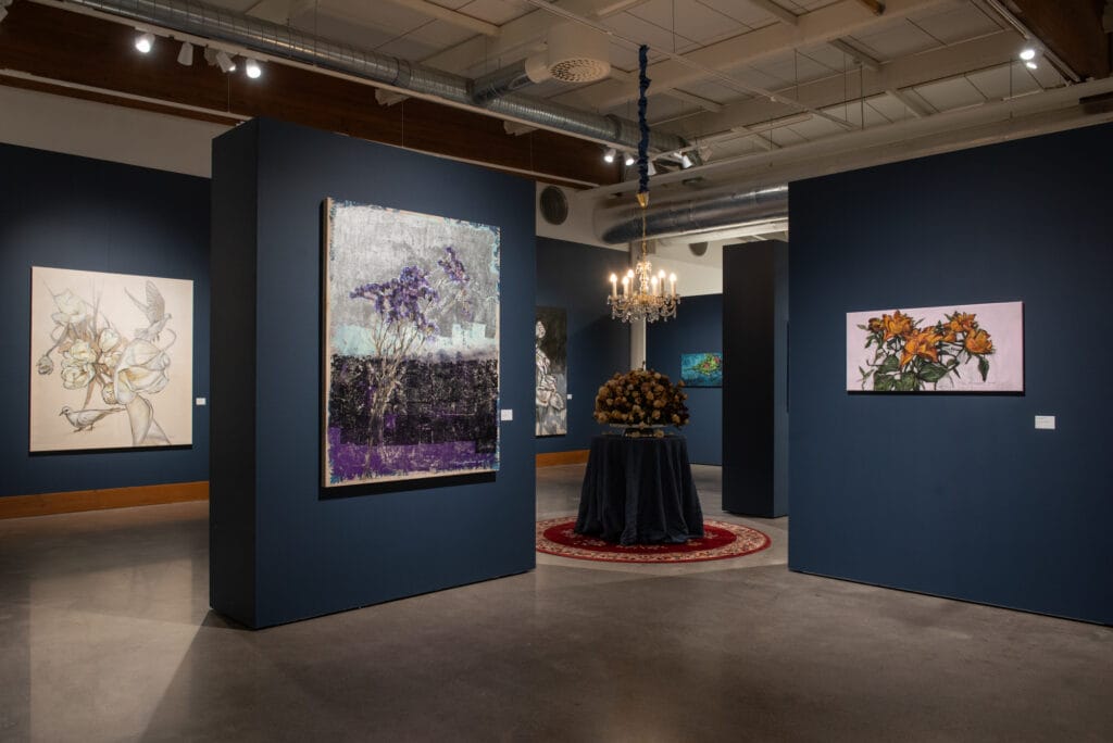 Taidegalleria, maalauksia ja kattokruunu