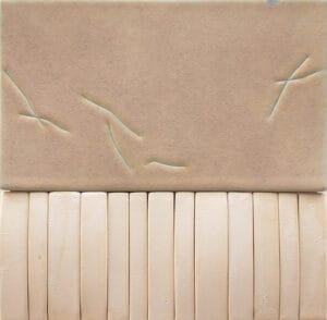 Leikatut saippuapalat vaalealla taustalla