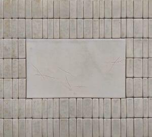 Marmorimosaiikki keskellä yksinkertainen laatta.