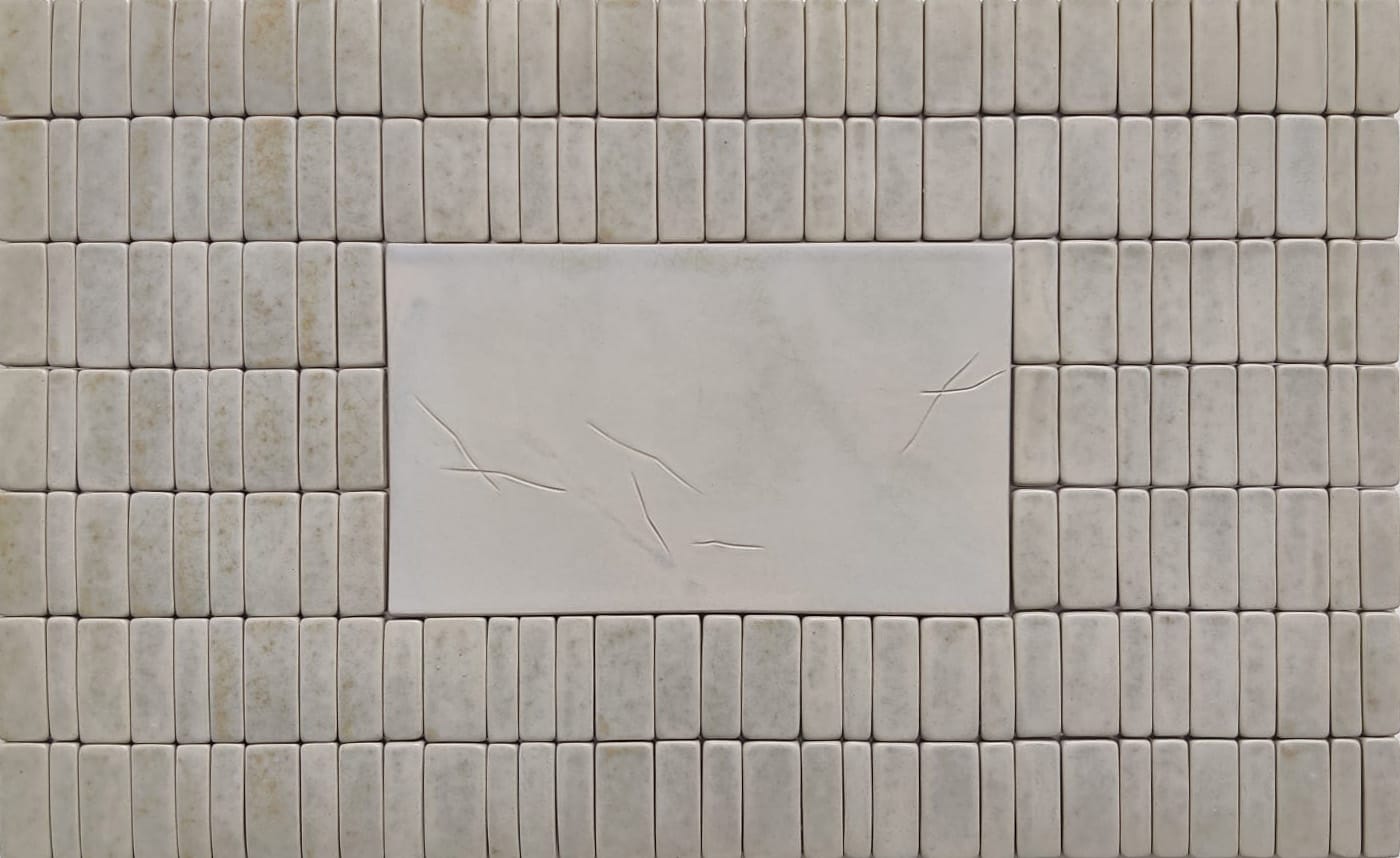 Marmorimosaiikki keskellä yksinkertainen laatta.