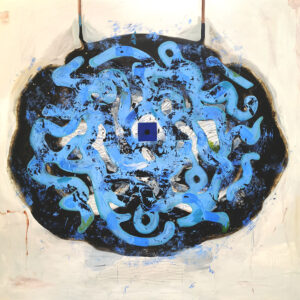 Abstrakti sininen taideteos valkoisella taustalla.