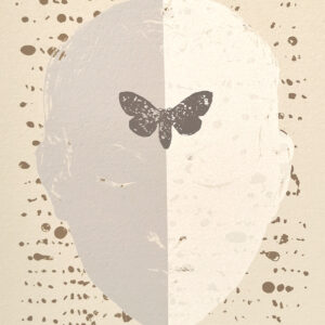 Perhonen ihmiskasvoilla, tausta abstrakti pistekuvio.