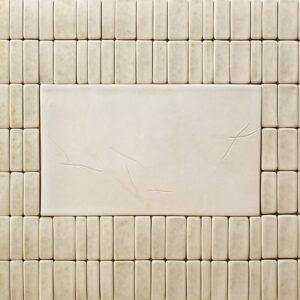 Valkoiset suorakulmaiset laatat seinässä