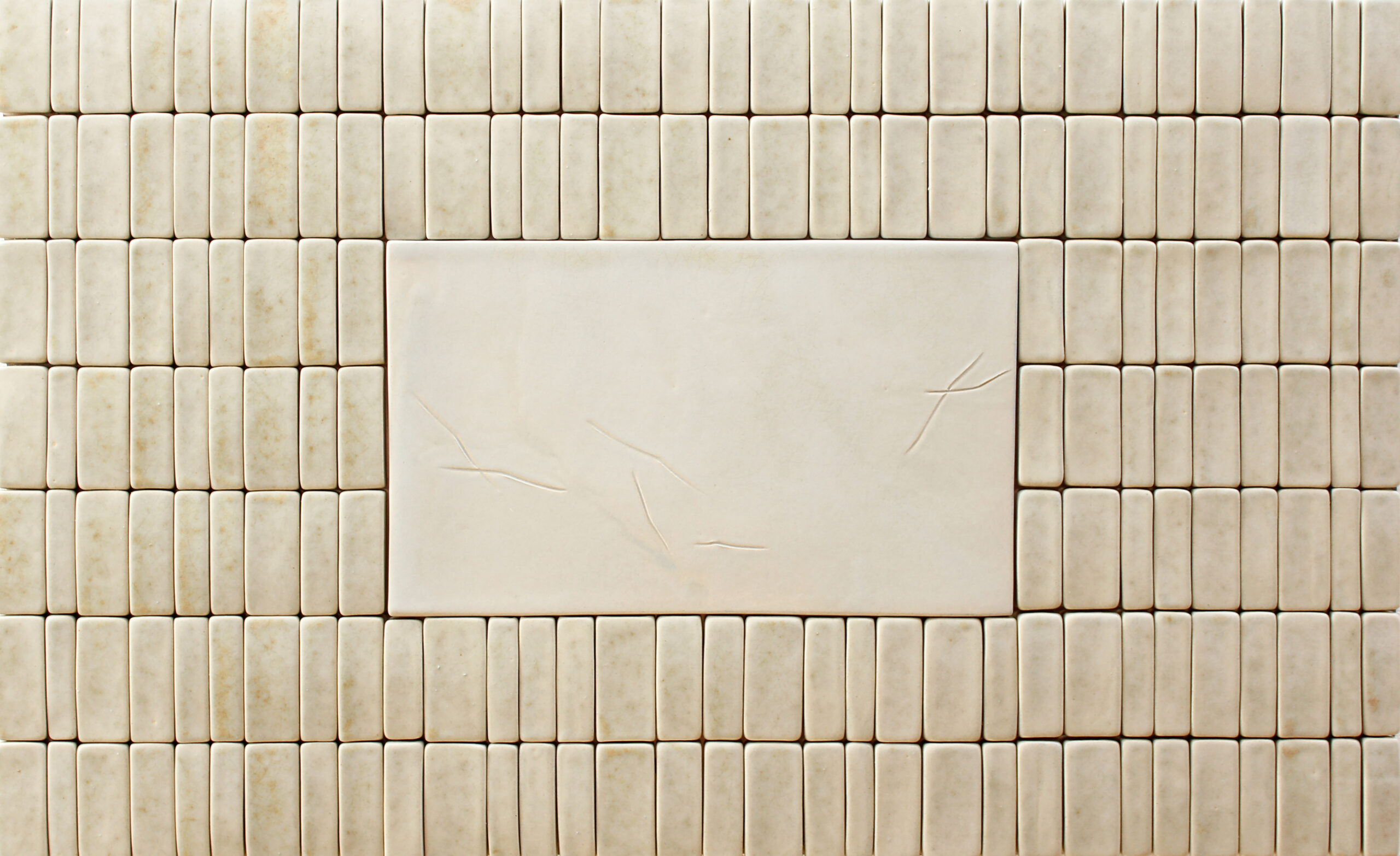 Valkoiset suorakulmaiset laatat seinässä