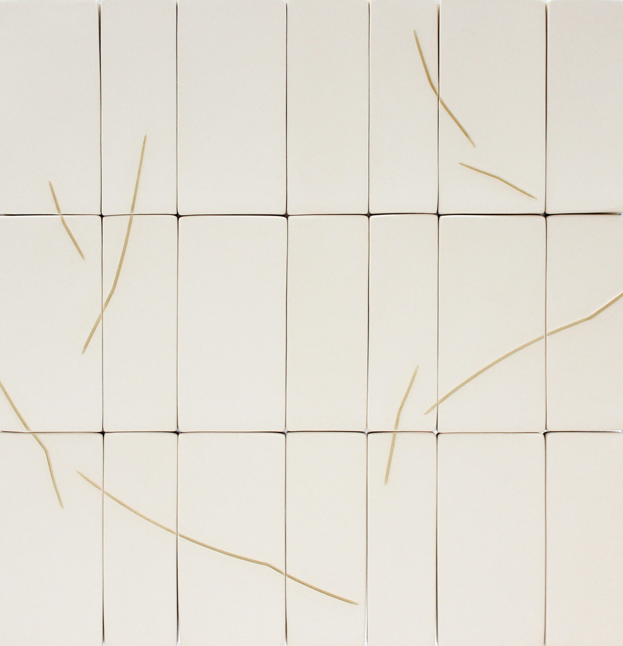 Rivi pahvilaatikoita, muutama oksa päällä.