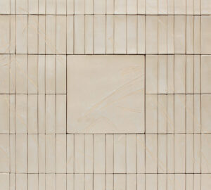 Beige kaakeleista koostuva seinä, geometrinen kuviointi