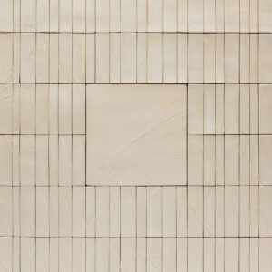 Beige kaakeleista koostuva seinä, geometrinen kuviointi