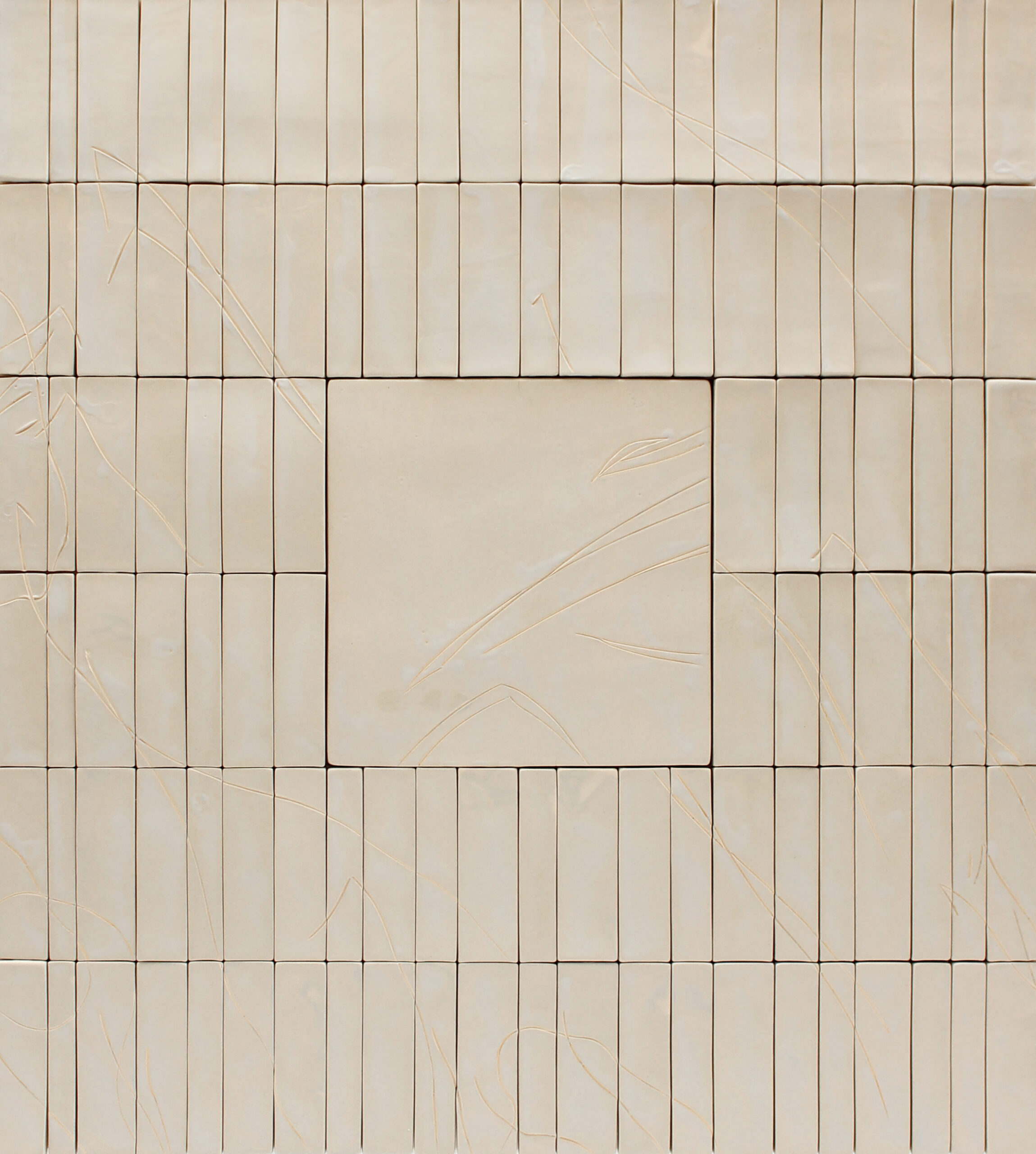 Beige kaakeleista koostuva seinä, geometrinen kuviointi