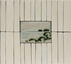 Vaalea suorakulmainen laatta koristeellisella kuviolla