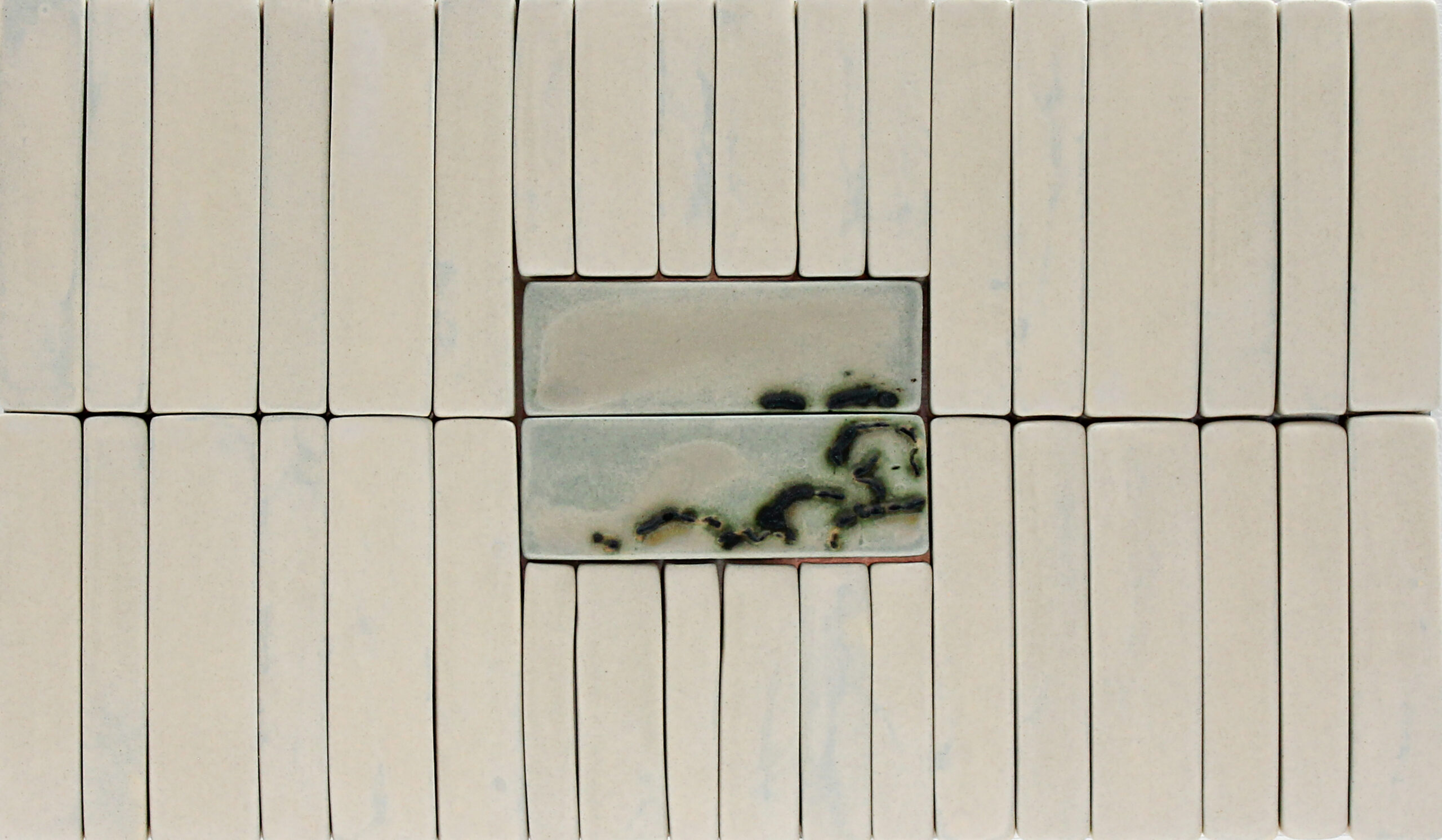 Vaalea suorakulmainen laatta koristeellisella kuviolla