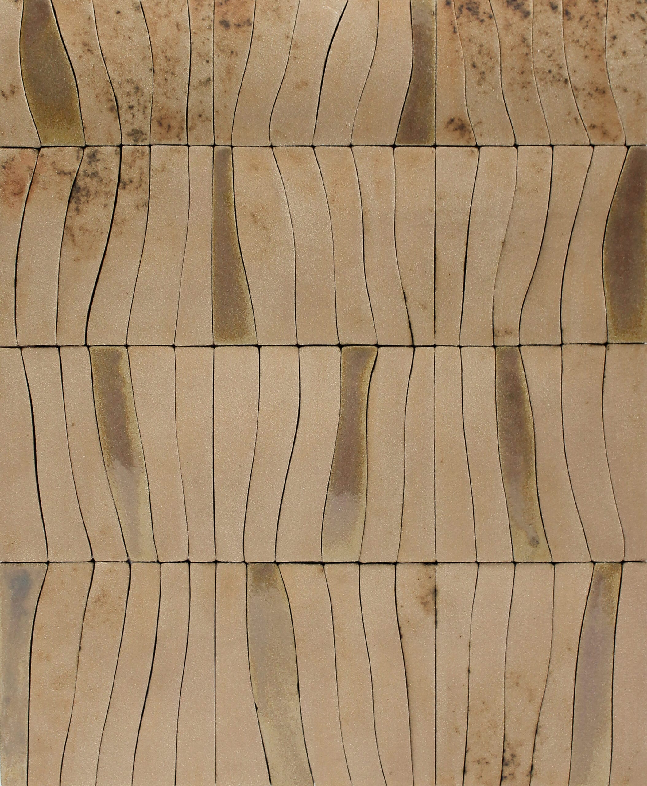 Aaltokuvioidut seinälaatat luonnollisessa sävyssä