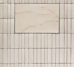 Vaaleat modernit laatat, keskellä kohokuvioita