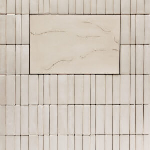 Vaaleat modernit laatat, keskellä kohokuvioita