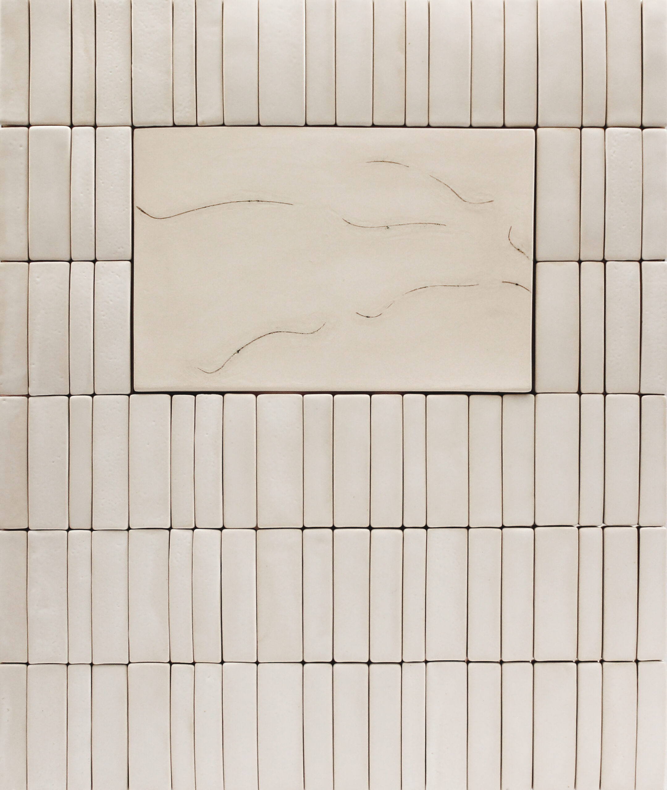 Vaaleat modernit laatat, keskellä kohokuvioita