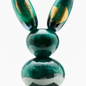 Vihreä pupuveistos kultaisilla yksityiskohdilla